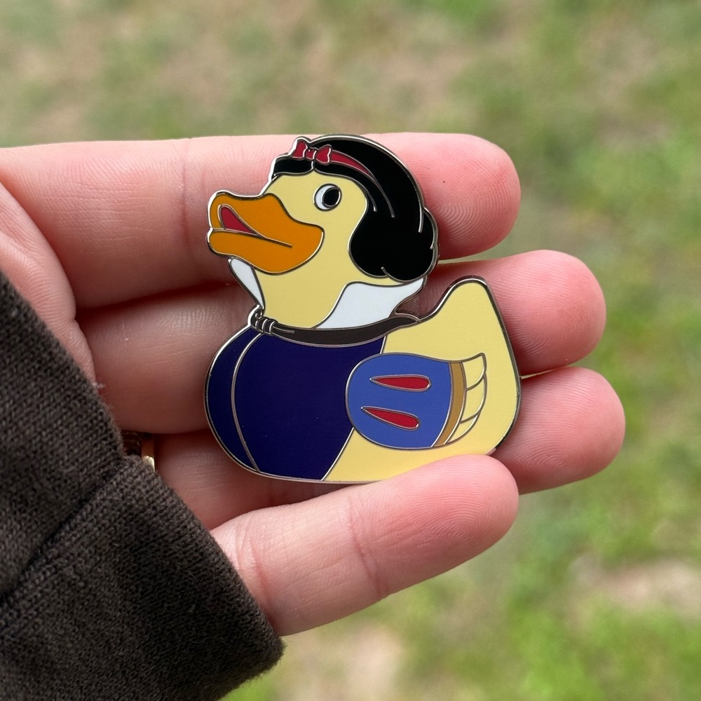 NEW Disney ducks series 2 Snow White pin